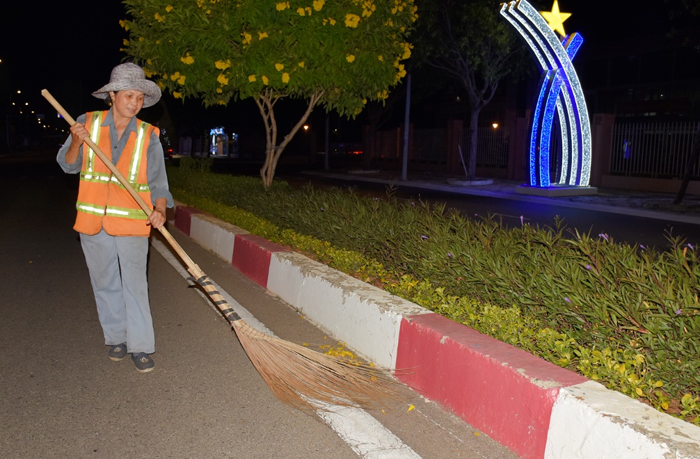 Nhân viên Công ty CP dịch vụ đô thị Phú Mỹ quét rác trên địa bàn phường Mỹ Xuân vào sáng 29 Tết.