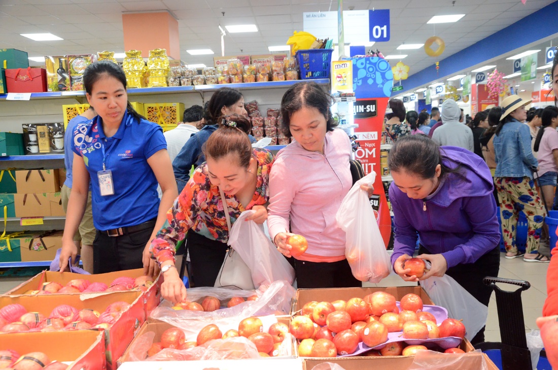 Người dân mua sắm Tết tại siêu thị Co.op Mart Vũng Tàu sáng 23/1.