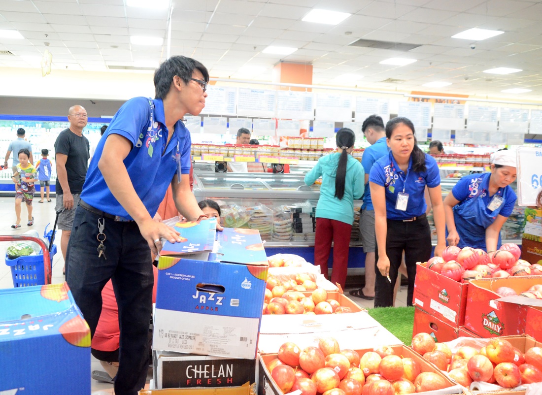 Nhân viên Siêu thị Co.op Mart Vũng Tàu liên tục “tiếp” thêm hàng hóa để phục vụ nhu cầu mua sắm của người dân trong sáng 23/1.