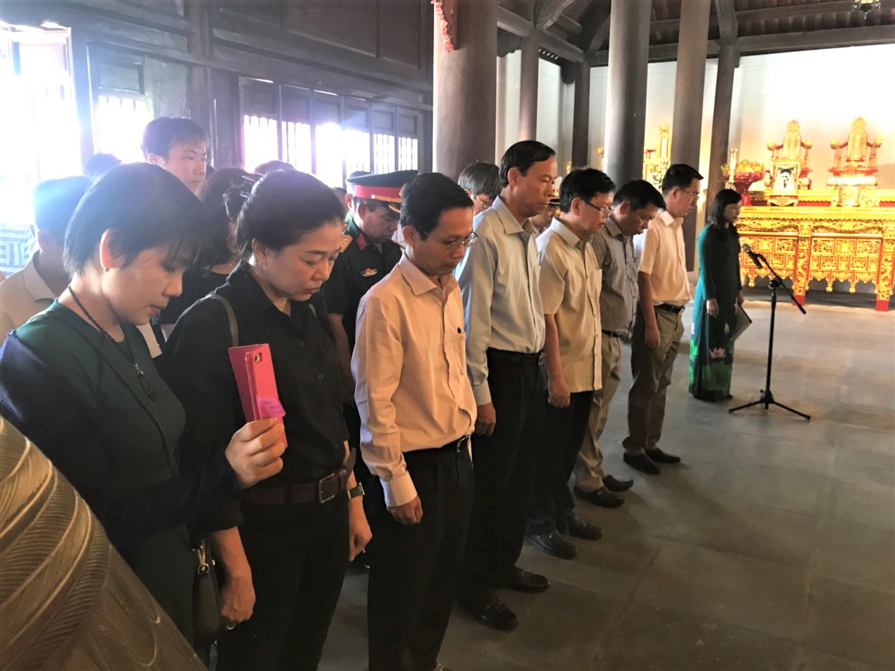 Các đại biểu dành một phút mặc niệm tại Lễ giỗ nữ anh hùng LLVTND Võ Thị Sáu.