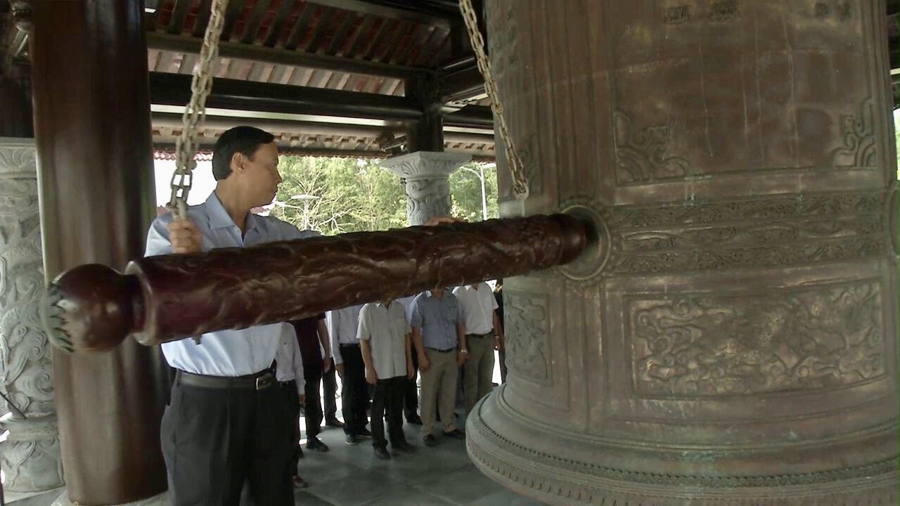 Ông Nguyễn Văn Thọ, Phó Bí thư Tỉnh ủy, Chủ tịch UBND tỉnh thỉnh chuông tại Lễ giỗ nữ anh hùng LLVTND Võ Thị Sáu.