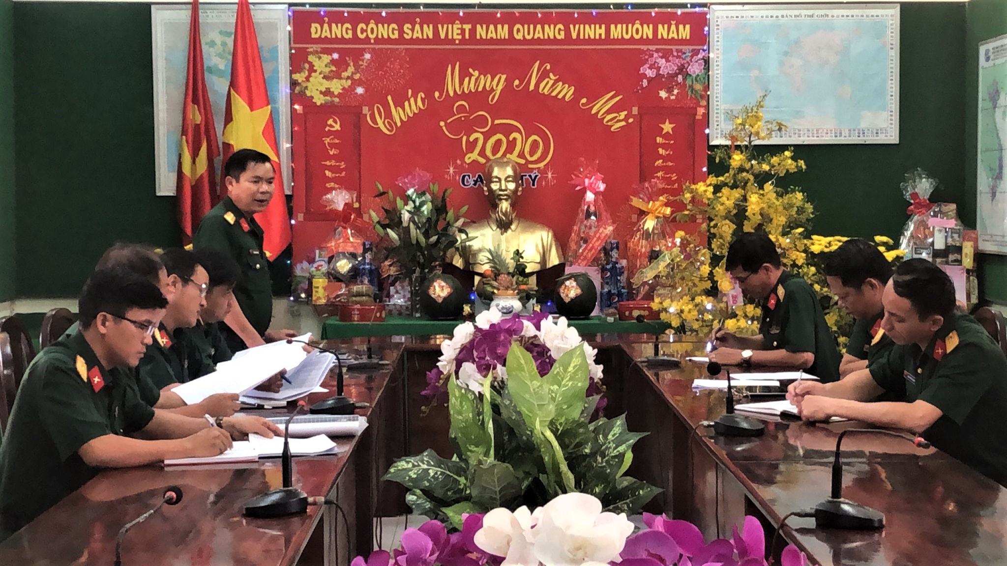 Ban CHQS TP.Vũng Tàu thuyết trình ý tưởng, chủ đề trang trí bàn thờ Tổ quốc của đơn vị.