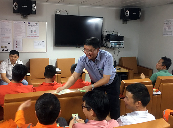 Ông Vũ Chi Viện, Phó Giám đốc Công ty PTSC POS trao quà Tết đến cán bộ, kỹ sư, công nhân giàn Khai thác khí Rồng Đôi.