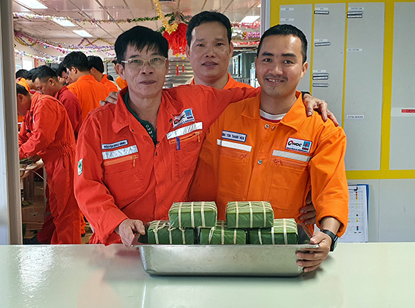 Cán bộ, kỹ sư, công nhân thi gói bánh chưng.