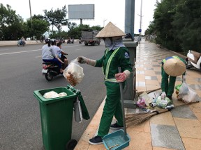 Công nhân Vesco quét dọn rác trên đường Thùy Vân (TP. Vũng Tàu).