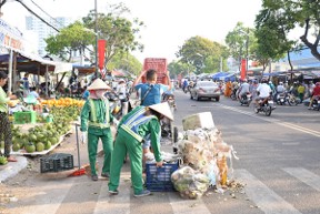 Công nhân Vesco thu gom rác tại khu vực trước chợ mới Vũng Tàu sáng 30 Tết.