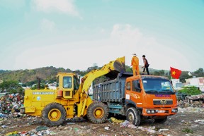 Xe vận chuyển đưa rác về bãi tập kết tạm phường 10, TP Vũng Tàu.