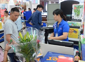 Người dân tranh thủ mua sắm Tết tại Siêu thị Co.op Mart Vũng Tàu trước giờ đóng cửa.