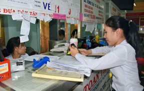 Khách mua vé tại quầy vé xe Toàn Thắng vào sáng 30 Tết.
