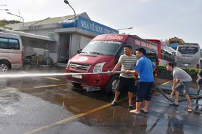 Nhân viên Bến xe Vũng Tàu dọn rửa khuôn viên vào sáng 30 Tết.