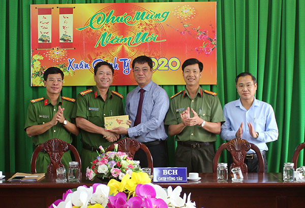Ông Trần Đình Khoa, Ủy viên Ban Thường vụ Tỉnh ủy, Bí thư Thành ủy Vũng Tàu thăm, tặng quà cán bộ, chiên sĩ Công an TP. Vũng Tàu.