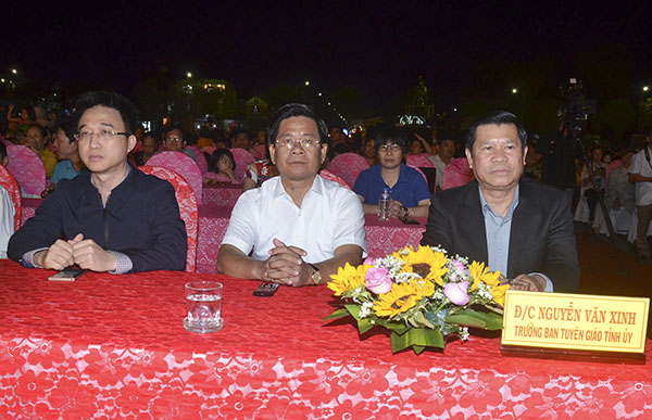 Ông Bùi Chí Thành (giữa), Ủy viên Dự khuyết Trung ương Đảng, Ủy viên Ban Thường vụ Tỉnh ủy, Chủ tịch Ủy ban MTTQVN tỉnh; ông Nguyễn Văn Xinh (bên phải), Ủy viên Ban Thường vụ Tỉnh ủy, Trưởng Ban Tuyên giáo Tỉnh ủy và ông Đặng Minh Thông, Bí thư Thành ủy Bà Rịa tham dự chương trình.