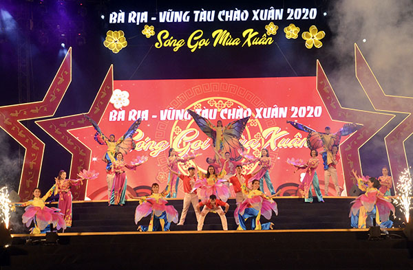 Liên khúc ca múa Tuổi Xuân dâng Đảng và Bà Rịa-Vũng Tàu đón Xuân về do Đoàn Ca múa nhạc tỉnh biểu diễn mở màn chương trình.
