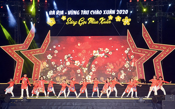 Liên khúc: Em là mầm non của Đảng và Hoa Xuân đất nước do tốp ca múa thiếu nhi biểu diễn.