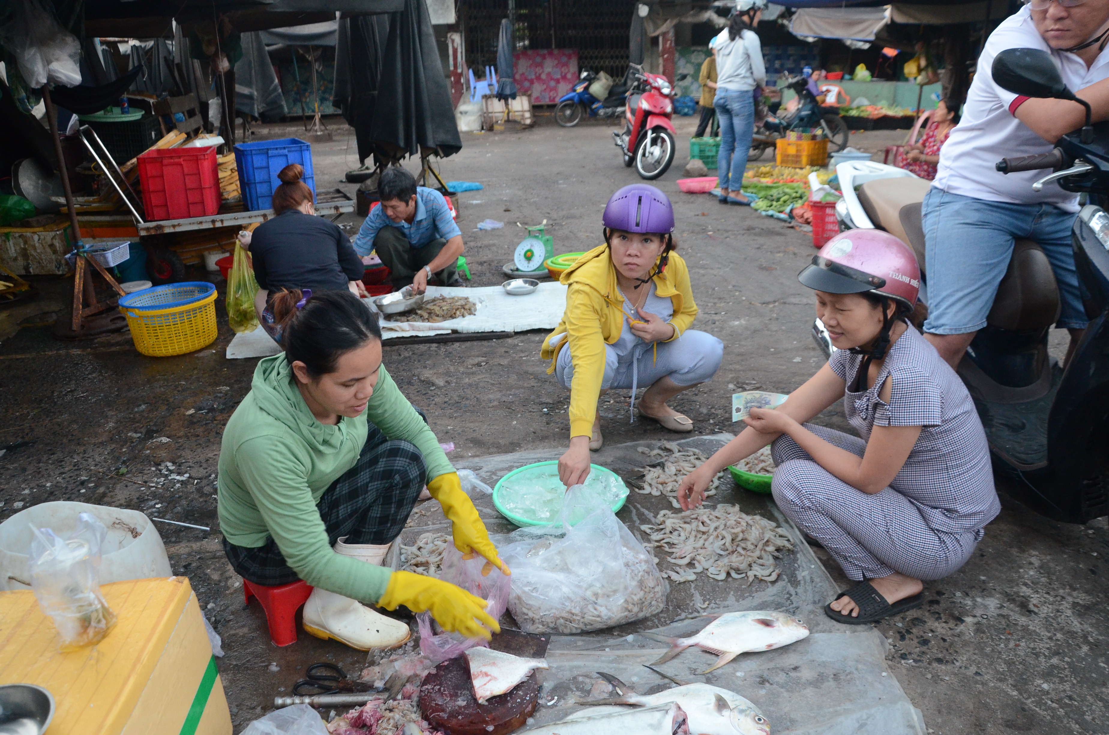 Người dân chọn mua hải sản tươi sống tại chợ Rạch Dừa, TP. Vũng Tàu chiều mùng 2 Tết.