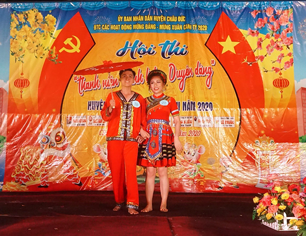 Thí sinh biểu diễn trang phục các dân tộc tại Hội thi.