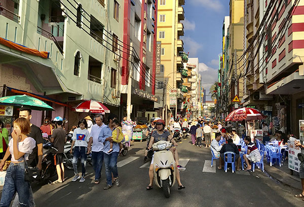 Trưa mùng 3 Tết, đường Phó Đức Chính đông khách du lịch nhưng vẫn không có rác thải ra đường.