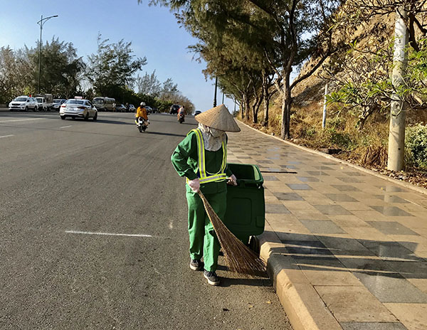 Chị Nguyễn Thị Lài, công nhân Công ty VESCO quét rác ở đường Thùy Vân.