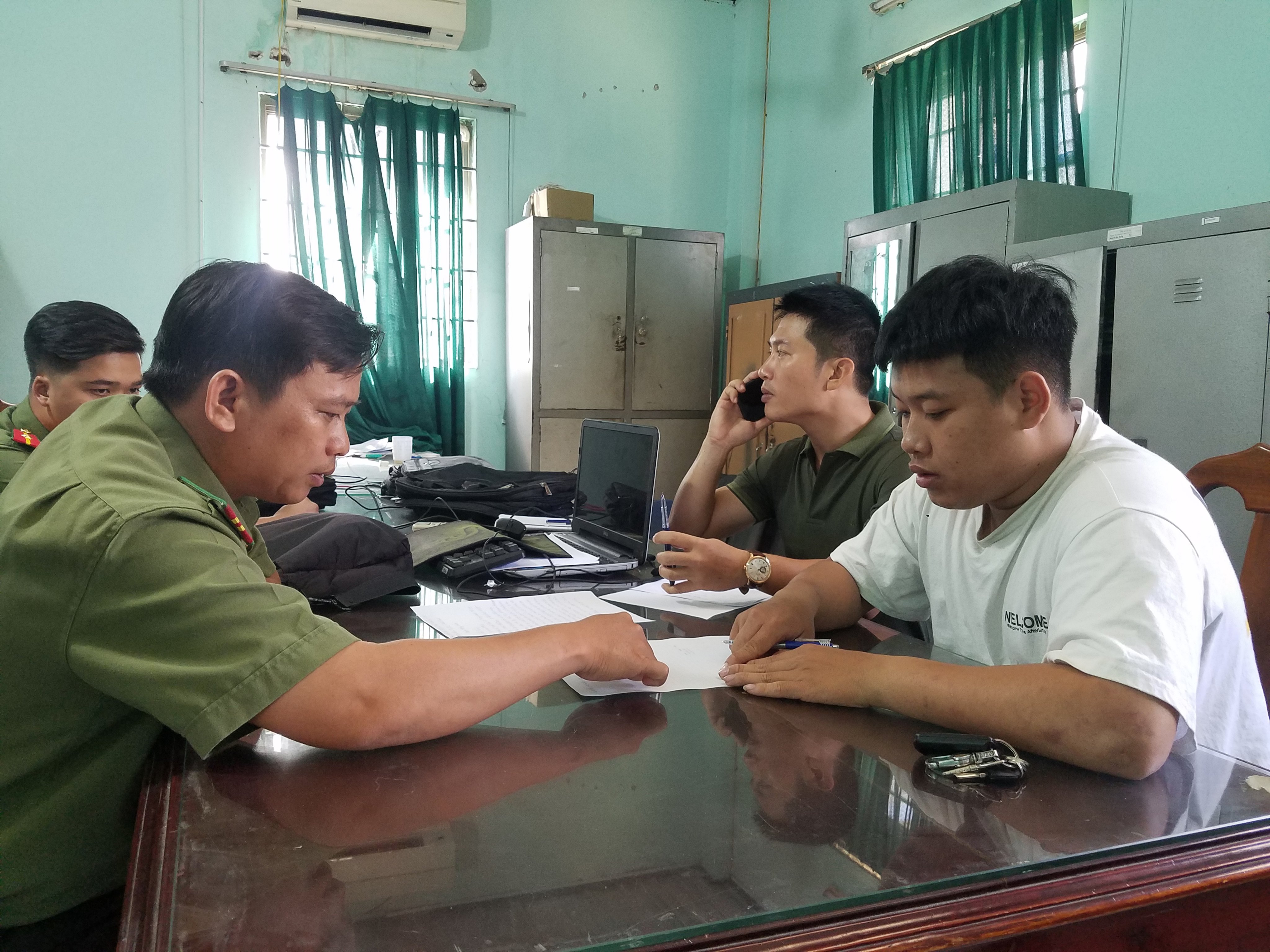 Công an TP. Vũng Tàu làm việc với Trần Văn Tùng (mặc áo thun trắng).