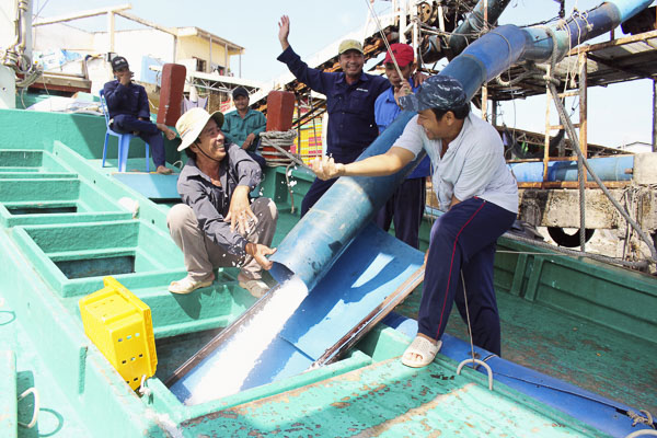 Ngư dân lấy đá tại cảng Incomap, TP. Vũng Tàu chiều mùng 5 Tết để ra khơi.