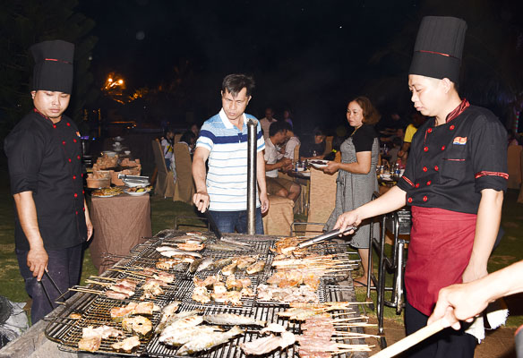 Buffet hải sản nướng tại Vietsovpetro Resort thu hút đông khách.