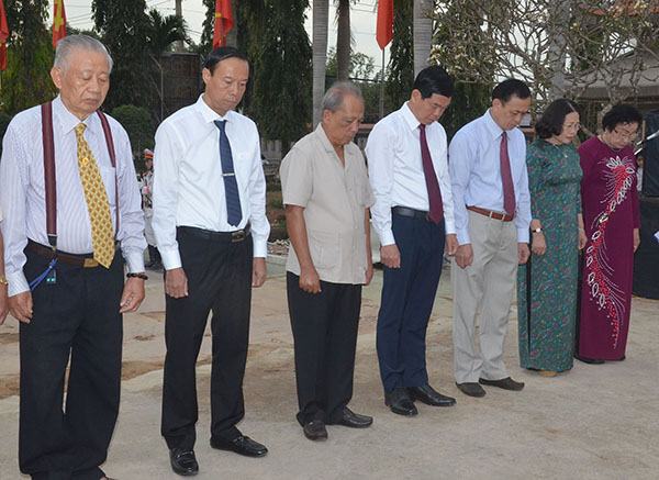 Các đại biểu mặc niệm, tưởng nhớ công ơn các Anh hùng liệt sĩ.