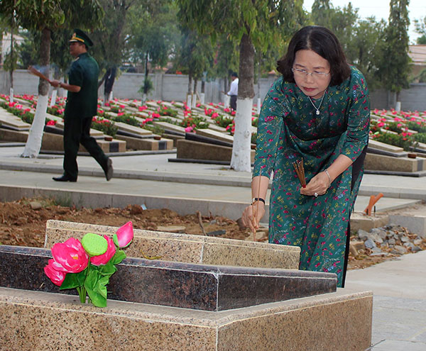 Bà Nguyễn Thị Yến, Phó Bí thư Thường trực Tỉnh ủy, Trưởng Đoàn ĐBQH tỉnh thắp nhang trên các phần mộ liệt sĩ.