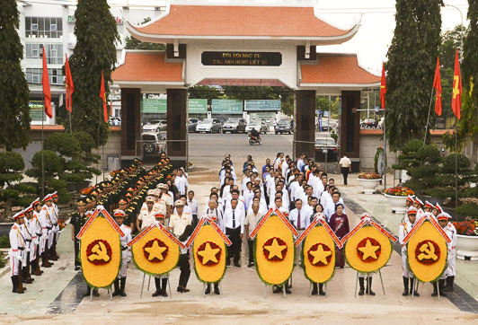 Quang cảnh Lễ viếng Nghĩa trang liệt sĩ tỉnh.