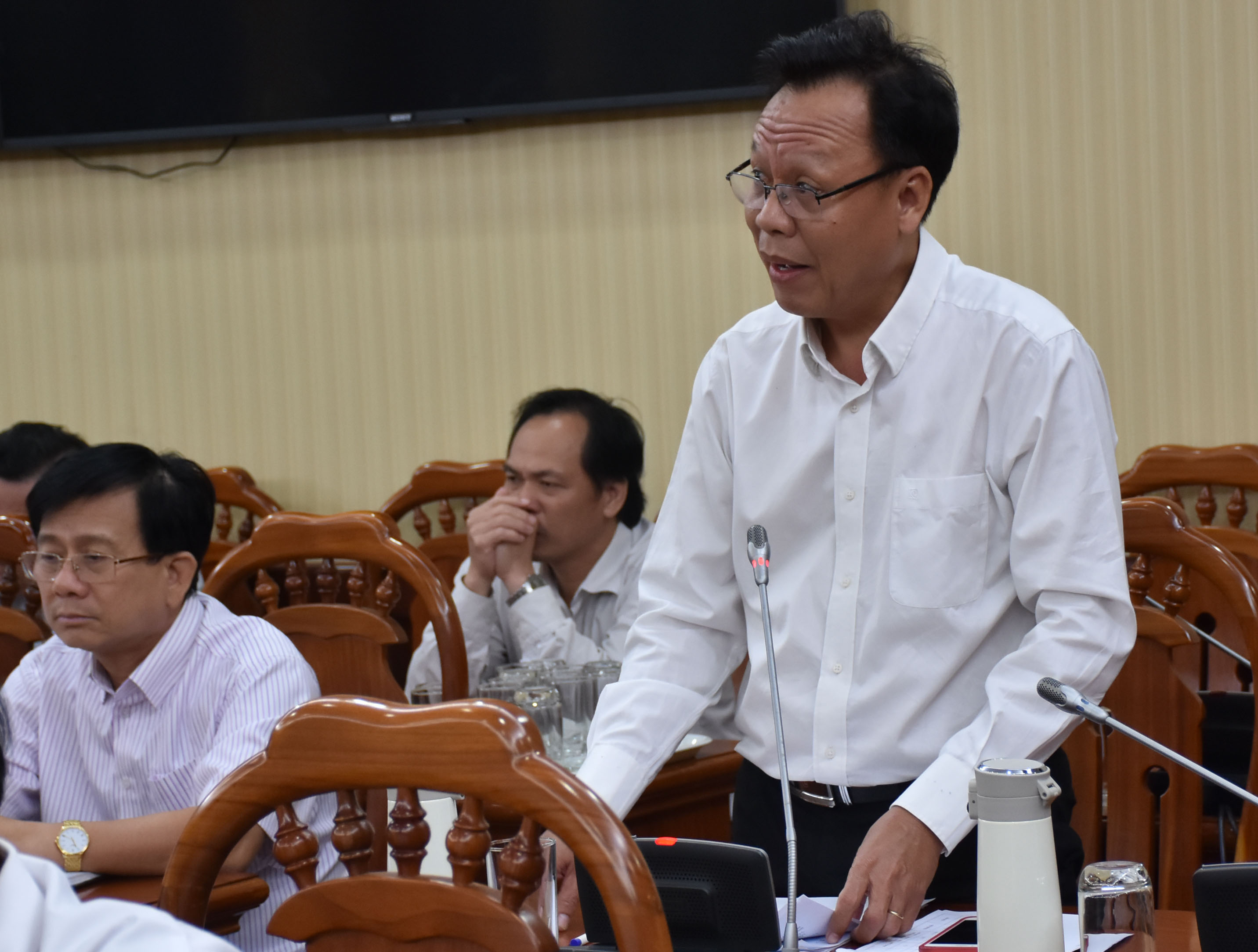 Bác sĩ Hà Văn Thanh, Giám đốc Trung tâm Y tế dự phòng tỉnh báo cáo về quy trình vệ sinh khử khuẩn, phòng chống dịch bệnh trong các nơi công cộng, trường học.