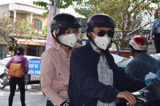 Theo khuyến cáo của ngành y tế, trong tình hình dịch bệnh nCoV diễn biến phức tạp, người dân cần đeo khẩu trang khi ra đường và đến những nơi tập trung đông người.