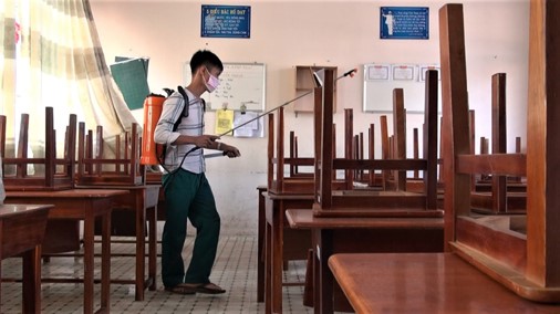 Mỗi một gói Cloramin B khối lượng 200g được pha với 10 lít nước sạch, cho vào bình nén phun dưới dạng sương mịn, có tác dụng diệt khuẩn trong nước, khử khuẩn trên bề mặt. Trong ảnh: Phun xịt khử khuẩn tại 18 phòng học của trường THCS Nguyễn Thanh Đằng (xã Hòa Long).