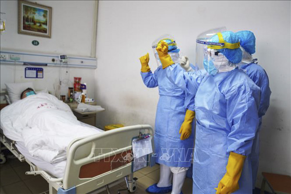  Các nhân viên y tế chăm sóc bệnh nhân nhiễm virus corona tại bệnh viện Châu Bình, tỉnh Sơn Đông, Trung Quốc, ngày 28/1/2020.  (Nguồn: AFP)