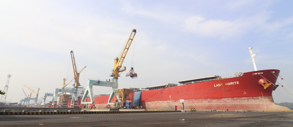 Cảng biển là một trong những trụ cột kinh tế của Bà Rịa-Vũng Tàu. Trong ảnh: Tàu làm hàng tại Cảng Dịch vụ dầu khí tổng hợp Phú Mỹ (TX. Phú Mỹ).