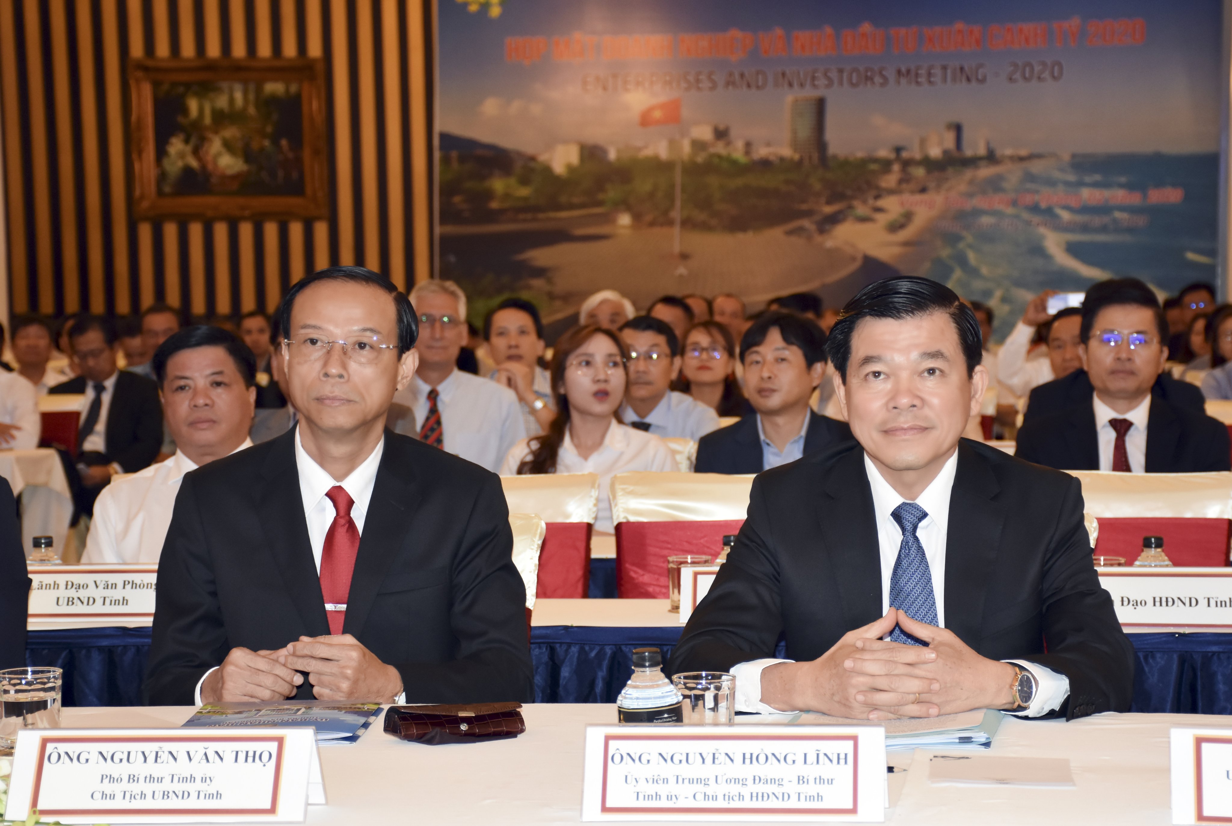 Ông Nguyễn Hồng Lĩnh (thứ nhất từ phải qua), Ủy viên Trung ương Đảng, Bí thư Tỉnh ủy, Chủ tịch HĐND tỉnh và ông Nguyễn Văn Thọ, Phó Bí thư Tỉnh ủy, Chủ tịch UBND tỉnh tham dự họp mặt.