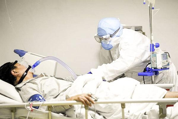 Nhân viên y tế chăm sóc bệnh nhân viêm đường hô hấp cấp do chủng virus Corona  tại bệnh viện ở Trùng Khánh, Trung Quốc. 