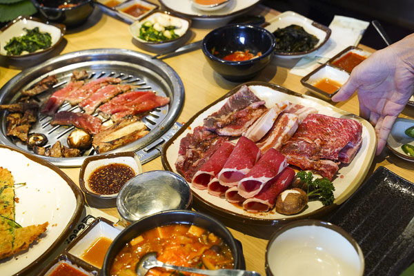 Các món ăn của người Hàn tại Gogi House-Quán nướng Hàn Quốc  (tầng trệt Lapen Center, 33A, đường 30/4), được bày biện rất đẹp mắt.