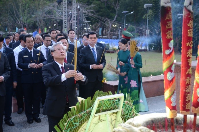 Các đồng chí: Trần Quốc Vượng (giữa), Ủy viên Bộ Chính trị, Thường trực Ban Bí thư;  Nguyễn Hồng Lĩnh (bìa phải), Ủy viên Trung ương Đảng, Bí thư Tỉnh ủy, Chủ tịch HĐND tỉnh BR-VT, dâng hương tưởng niệm các anh hùng liệt sĩ, đồng bào yêu nước tại Sân hành lễ Nghĩa trang Hàng Dương.