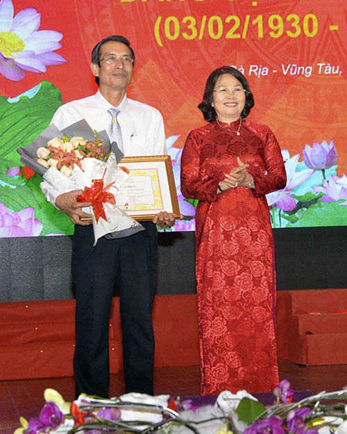 Bà Nguyễn Thị Yến, Phó Bí thư Thường trực Tỉnh ủy, Trưởng Đoàn Đại biểu Quốc hội tỉnh tặng Bằng khen cho Đảng ủy Khối Cơ quan và Doanh nghiệp tỉnh - đơn vị đạt giải A Hội thi Tự hào Đảng quang vinh năm 2019 do Tỉnh ủy tổ chức.