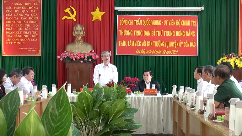 Ông Trần Quốc Vượng, Ủy viên Bộ Chính trị, Thường trực Ban Bí thư làm việc với Ban Thường vụ Huyện ủy Côn Đảo về tình hình phát triển kinh tế, xã hội.