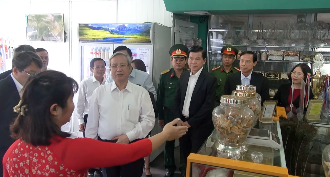 Ông Trần Quốc Vượng, Ủy viên Bộ Chính trị, Thường trực Ban Bí thư tham quan cơ sở nuôi trồng, sản xuất Đông Trùng Hạ Thảo – Thu Tâm.