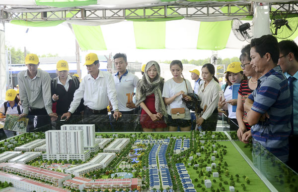 Khách hàng tìm hiểu dự án khu nhà ở Gold City Phú Mỹ.