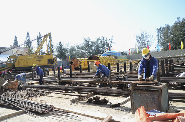 Công nhân Công ty CP Đầu tư xây dựng DIC số 2 làm việc tại công trường dự án Khu phức hợp nghỉ dưỡng Cap Saint Jacques trong ngày 3/2.