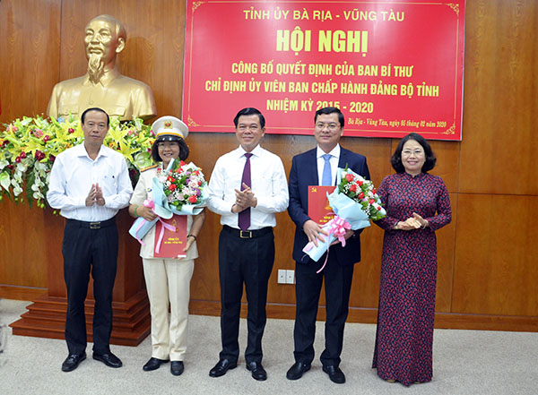 Thường trực Tỉnh ủy tặng hoa chúc mừng các cán bộ được chỉ định  tham gia BCH Đảng bộ tỉnh nhiệm kỳ 2015-2020. 