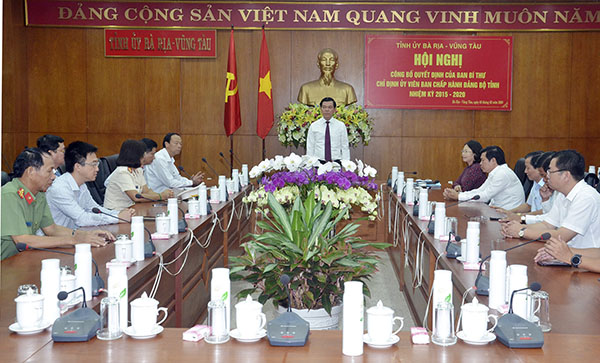 Ông Nguyễn Hồng Lĩnh, Ủy viên Trung ương Đảng, Bí thư Tỉnh ủy, Chủ tịch HĐND tỉnh phát biểu chúc mừng và giao nhiệm vụ đến các cán bộ được chỉ định tham gia BCH Đảng bộ tỉnh nhiệm kỳ 2015-2020.