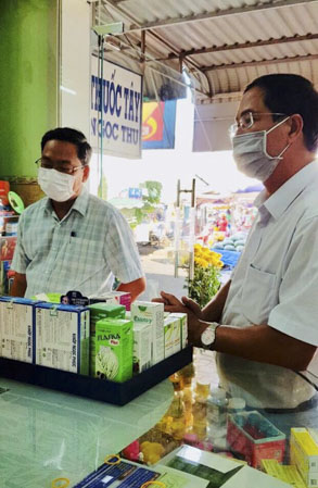 Đoàn công tác UBND huyện Châu Đức kiểm tra việc cung cấp khẩu trang y tế tại quầy thuốc Ngọc Thu (Trung tâm Thương mại Ngãi Giao). 