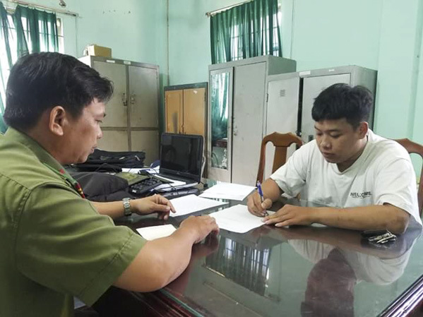 Cơ quan Công an làm việc và xử phạt một đối tượng đăng tải  thông tin sai sự thật lên Facebook về dịch Corona.  Ảnh: SA HUỲNH 