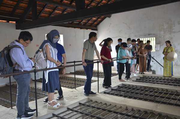 Du khách tham quan Chuồng Cọp, Côn Đảo.