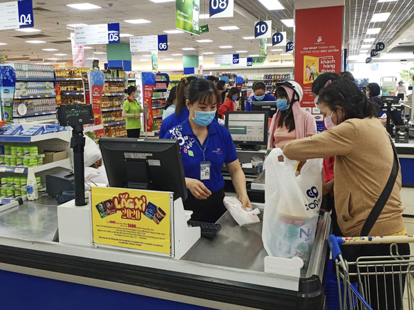 Những ngày qua, người dân rất có ý thức đeo khẩu trang khi đến các điểm công cộng. Trong ảnh: Mua sắm tại siêu thị Coop.Mart Vũng Tàu.                                                      Ảnh: ĐÔNG HIẾU