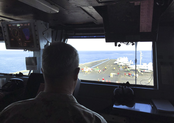 Tướng Frank McKenzie theo dõi hoạt động trên boong tàu USS Harry S. Truman. Ảnh: AP