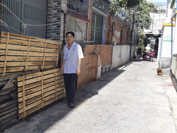 Ông Nguyễn Hồng Tường mở lối đi ra hẻm 53/1, Lê Hồng Phong, phường 7, TP.Vũng Tàu  nhưng bị một số người dân trong hẻm cản trở.